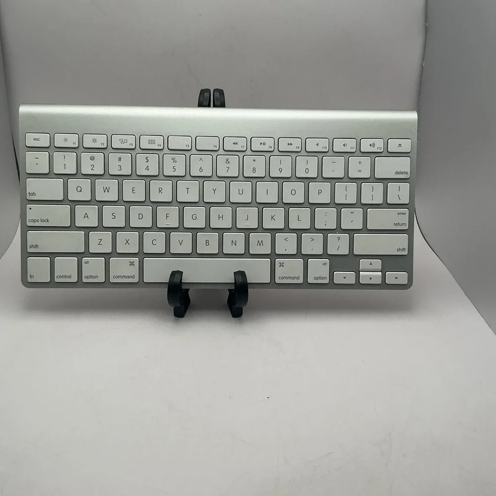 Apple Wireless Keyboard A1314 Silver Aluminum White Keys MC184LL/B Bluetooth